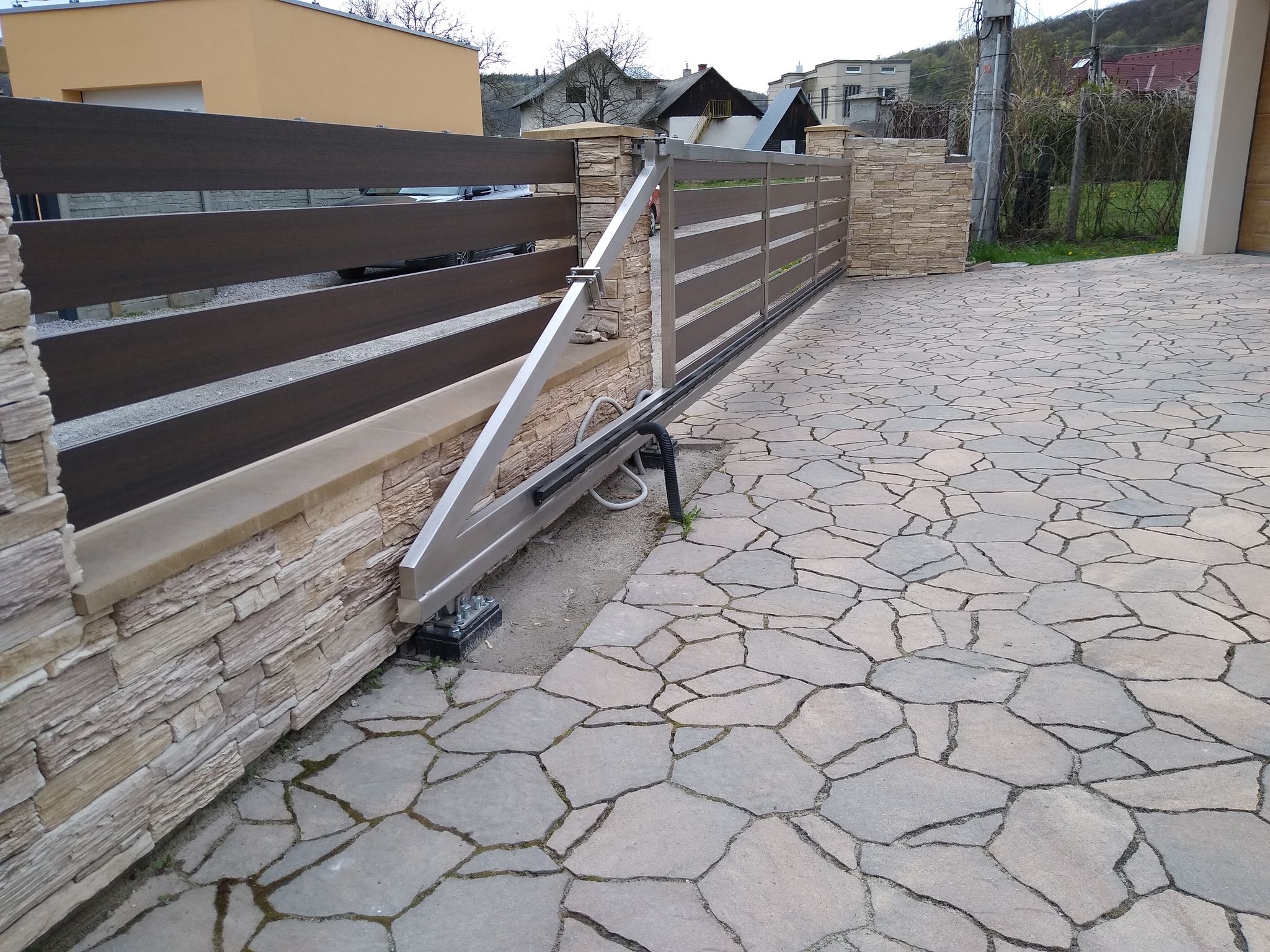 Posuvná nerezová brána, výplň drevo plast